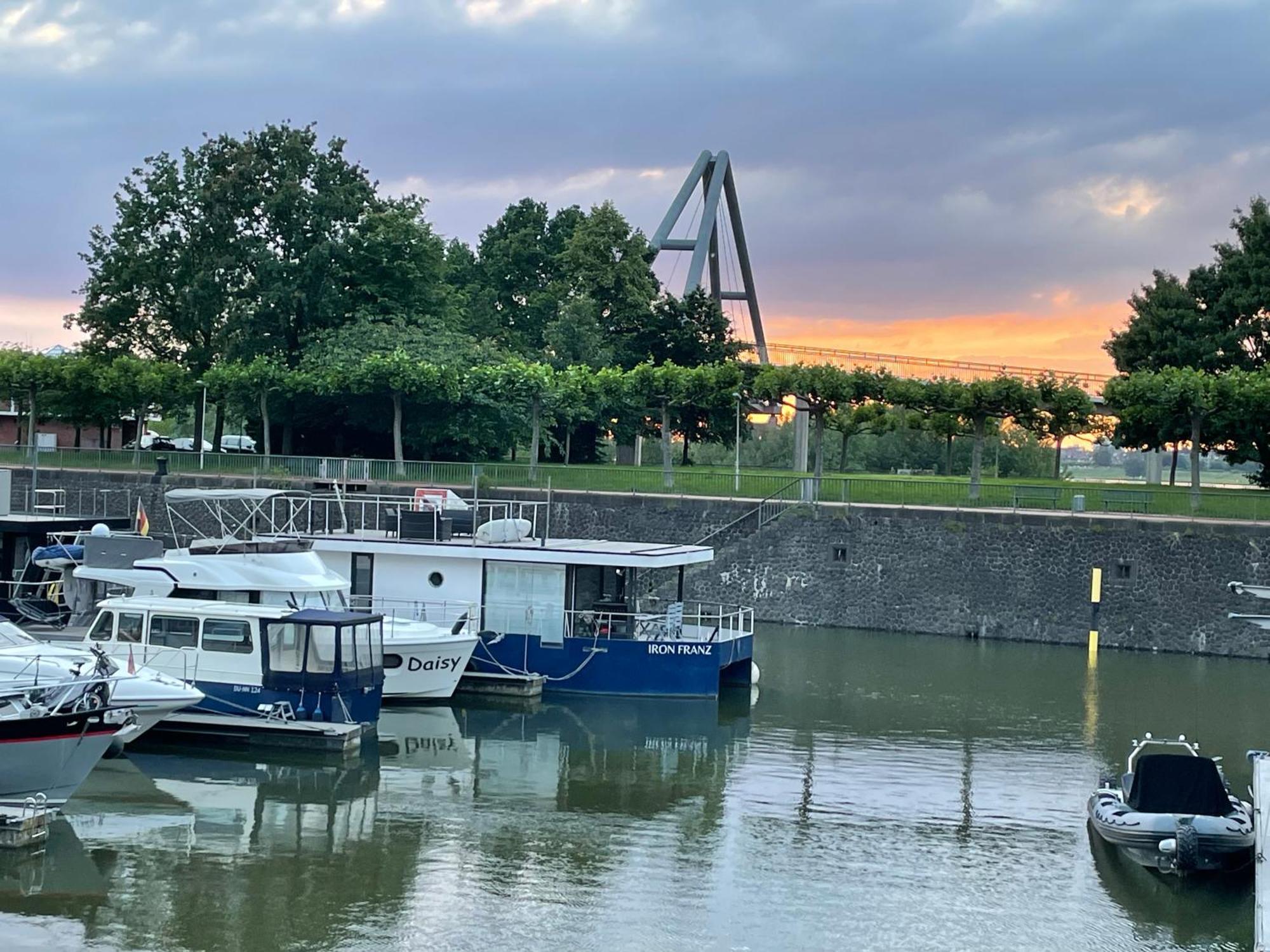Hotel en barco Hausboot Iron Franz- Entspannung Auf Dem Wasser Düsseldorf