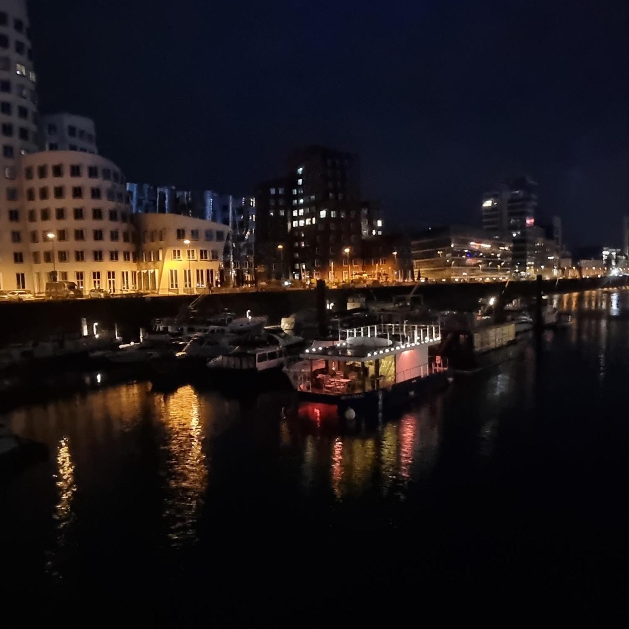 Botel Hausboot Iron Franz- Entspannung Auf Dem Wasser Düsseldorf